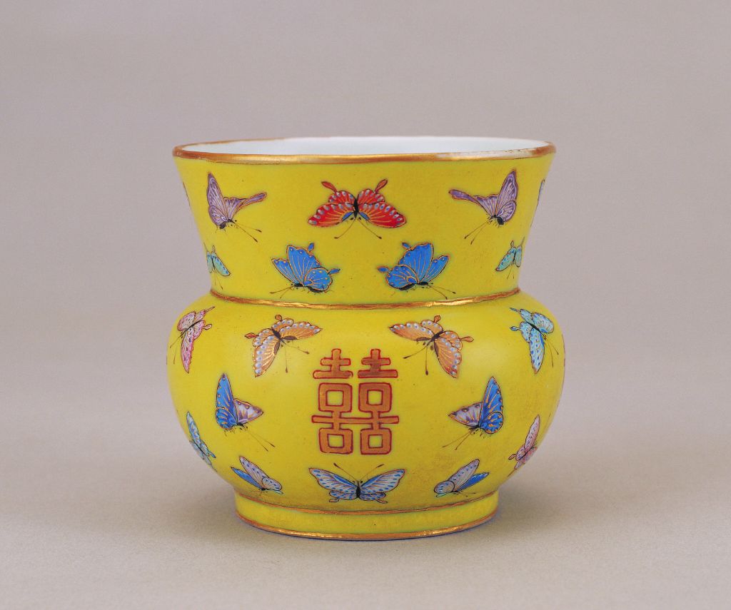 图片[1]-Yellow ground pink butterfly eight xi pattern stiff bucket-China Archive